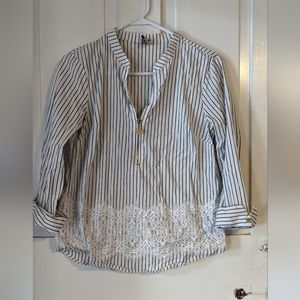 Small Anne Klein top with lace embellishment